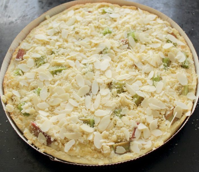 Тарт с ревенем и миндальным кремом