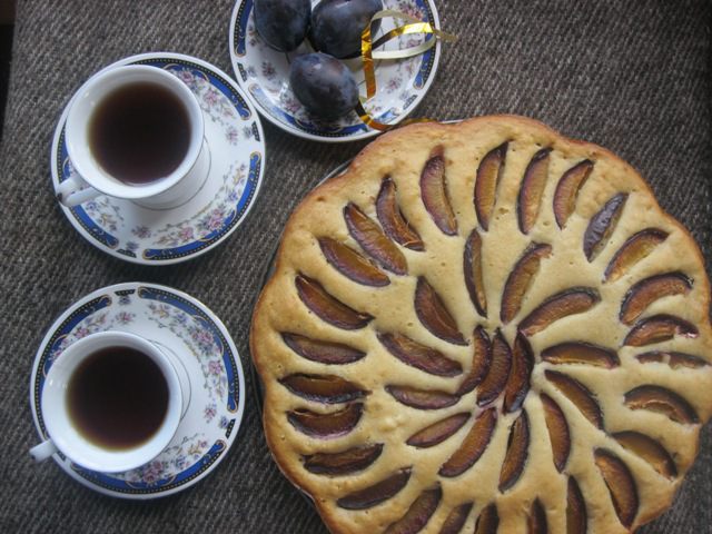 Пряный сливовый пирог на пиве