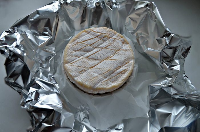 Запеченный сыр Бри с глазированным инжиром