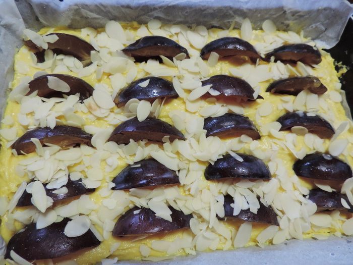 Сливовый пирог на желтках