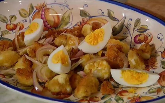 Салат из цветной капусты с заправкой-карри 