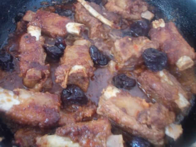 Ребрышки с черносливом и коньяком