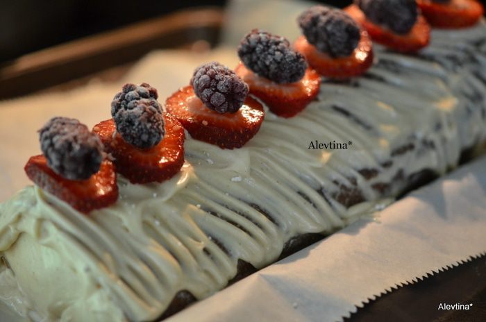 Рулет шоколадный с арахисовой пастой