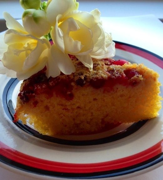 Кекс на сыворотке из кукурузной крупы с клюквой и апельсиновой цедрой