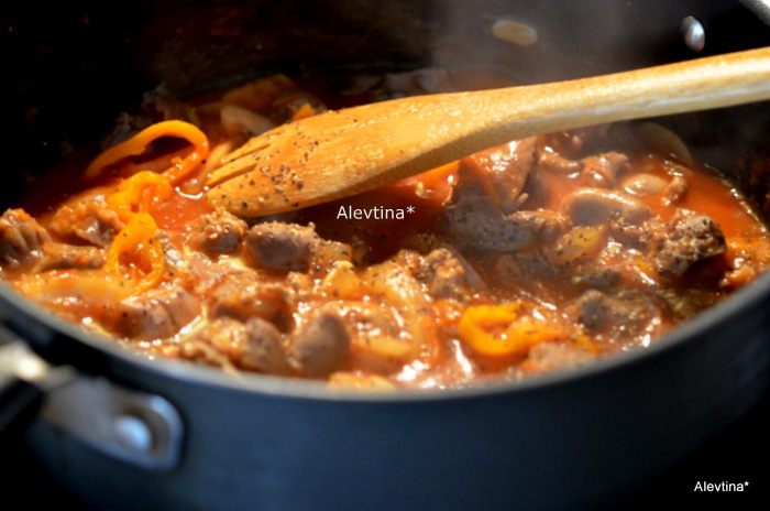 Гуляш из куриных желудков