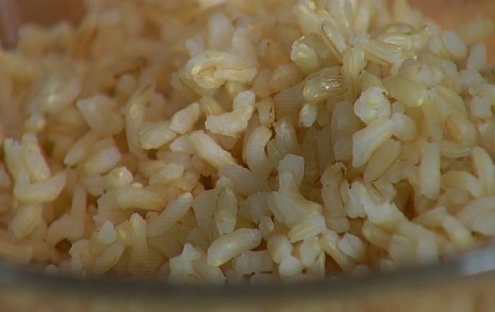 Рисовый салат с морскими водорослями и яйцами 