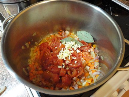 Томатный куриный суп с перловкой