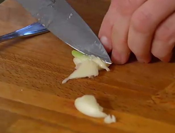 Авокадо с тунцом, сельдереем и помидорами черри 