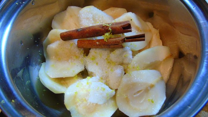 Блины с томлеными грушами