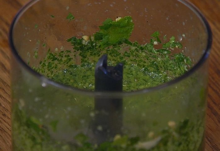 Пирог со шпинатом, изюмом и соусом песто 