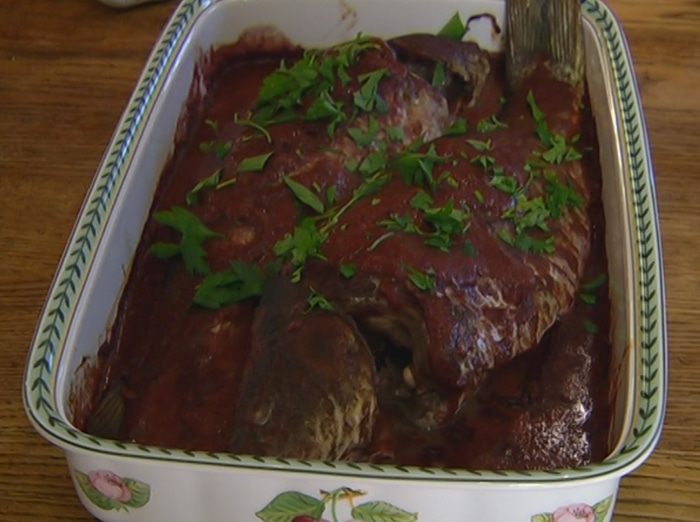 Карп, томленный в красном вине