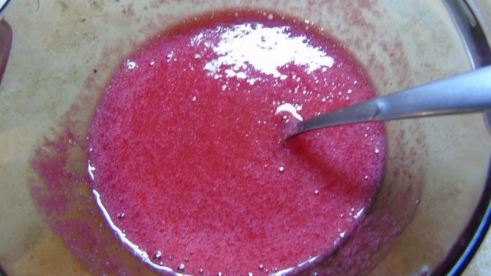 Шоколадный торт без муки с клюквой