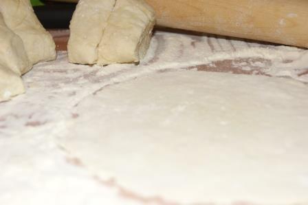 Лепешки из творожного теста с помидором и моцареллой