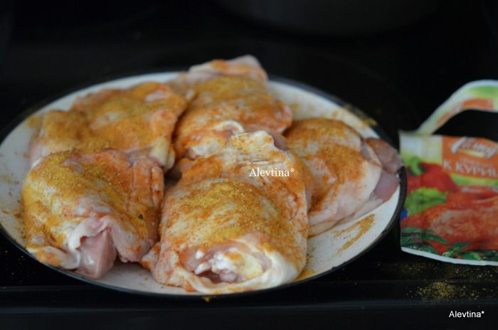 Куриные бедрышки в пакете с овощами