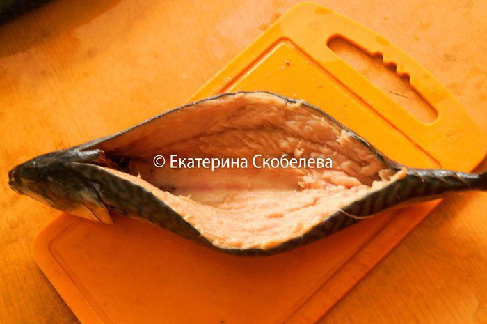 Скумбрия, фаршированная рисом