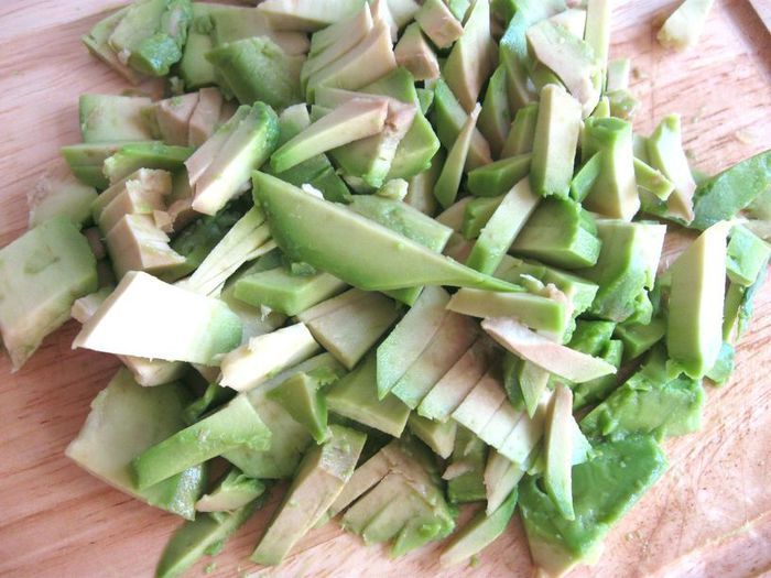 Салат с яблоком, сельдью и авокадо