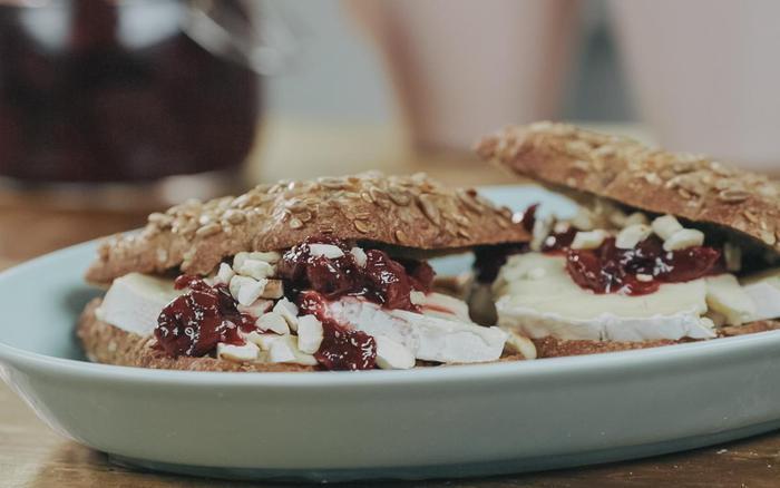 Шведские хлебцы с сыром бри и вишневым вареньем