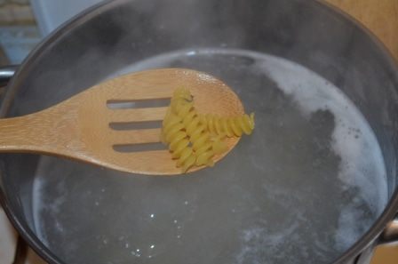 Фузилли с ветчиной и зеленым горошком 