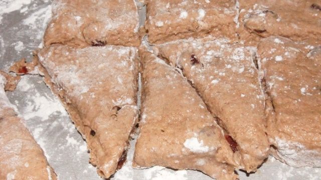 Шоколадные сконы с вяленой вишней