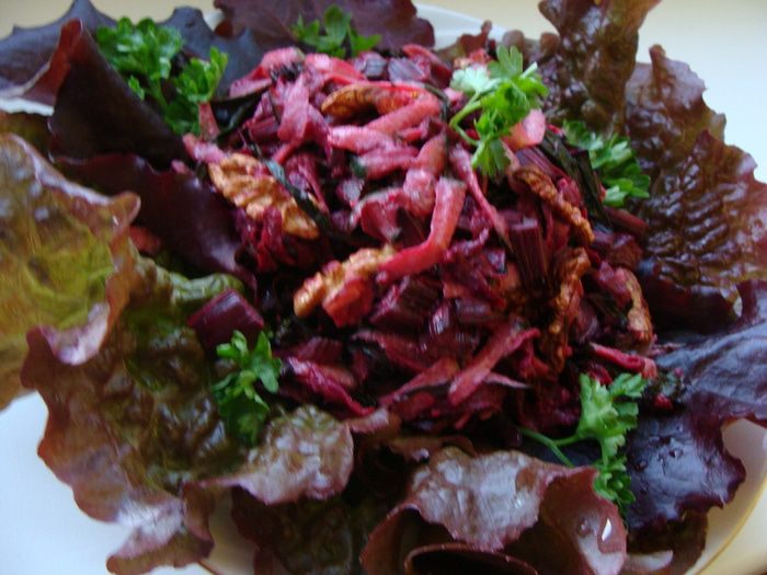 Салат из молодой свеклы с листвой