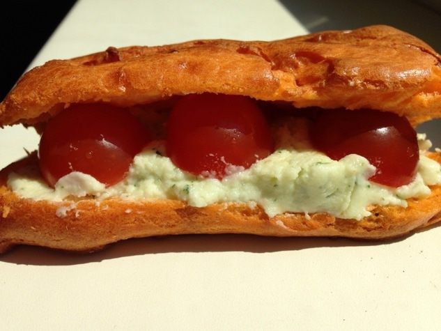 Закусочные томатные эклеры с кремом из моцареллы 