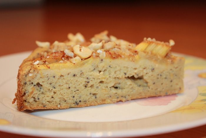 Пирог на кефире с ревенем и ореховой присыпкой