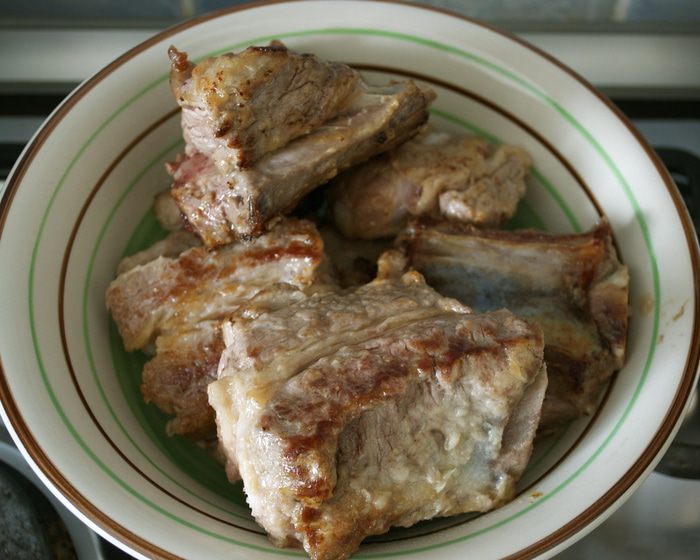 Томленые говяжьи ребрышки с томатно-овощным соусом