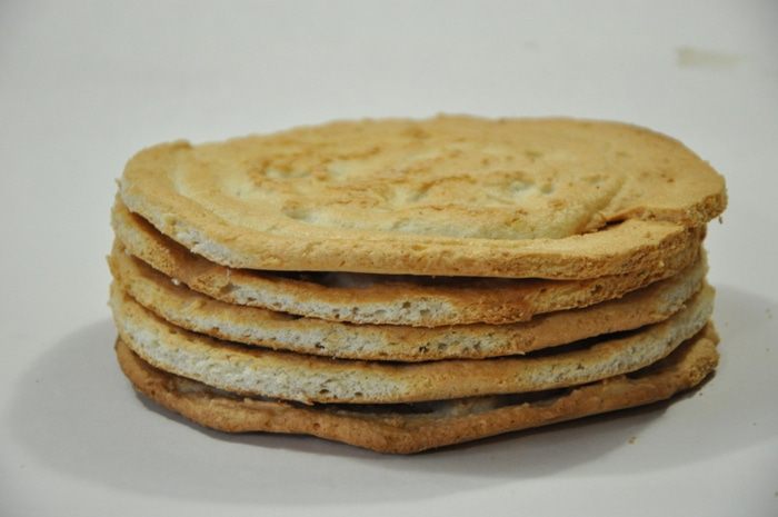 Миндальный торт с шоколадным муссом, безе и карамелью