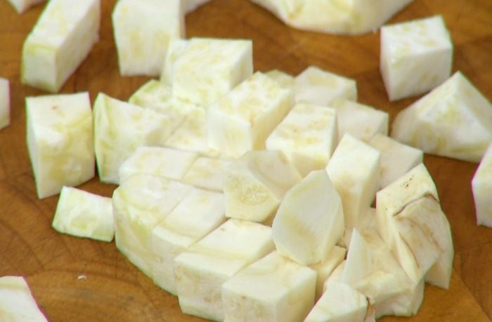 Суп из сельдерея с каштанами и лисичками  