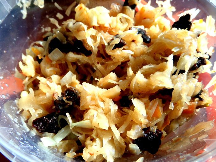 Пирог с капустой и черносливом