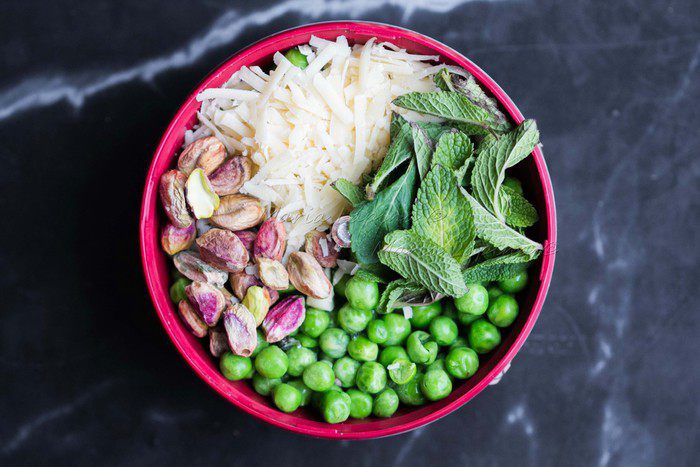 Спагетти с соусом песто из зеленого горошка, фисташек и мяты