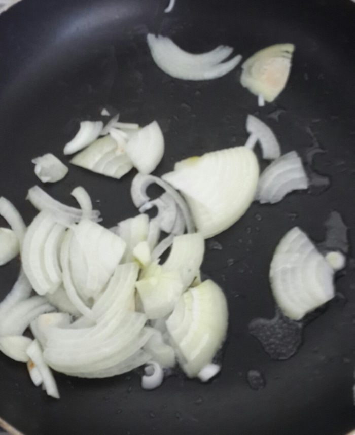 Блинный торт со шпинатом и сыром на завтрак