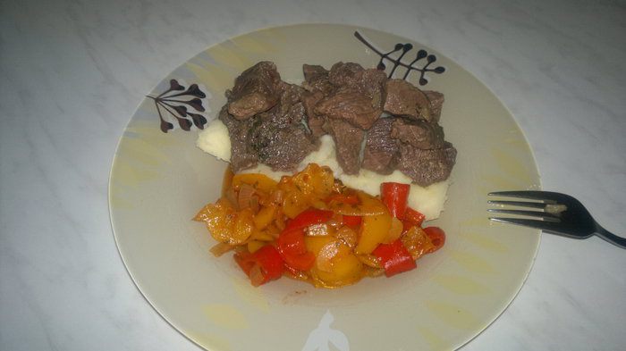 Картофельное пюре + чатни из сладких перцев и ароматная мраморная говядина.