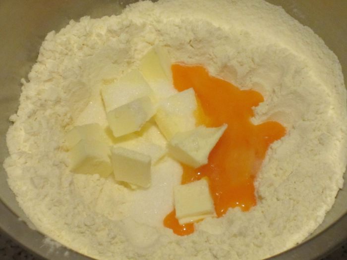 Мини-бриоши с творожно-черничным кремом