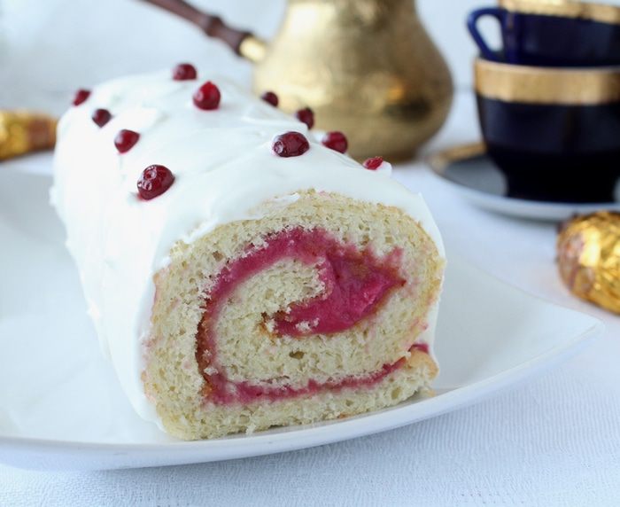 Рулет с брусничным курдом