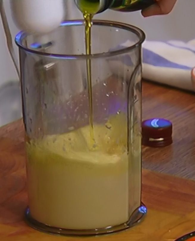 Кростини с тунцом и луком-пореем