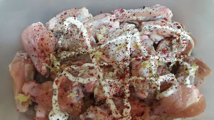 Куриные крылышки, запеченные в глиняных тарелках