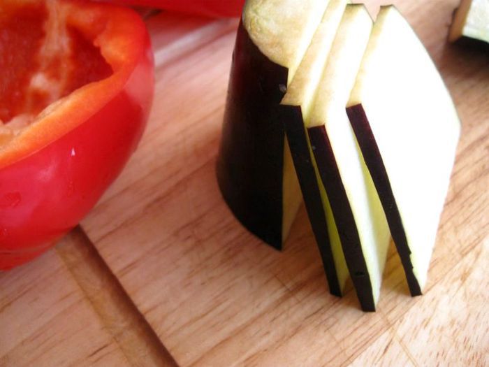 Баклажаны и перцы с кориандром, сыром и овощами