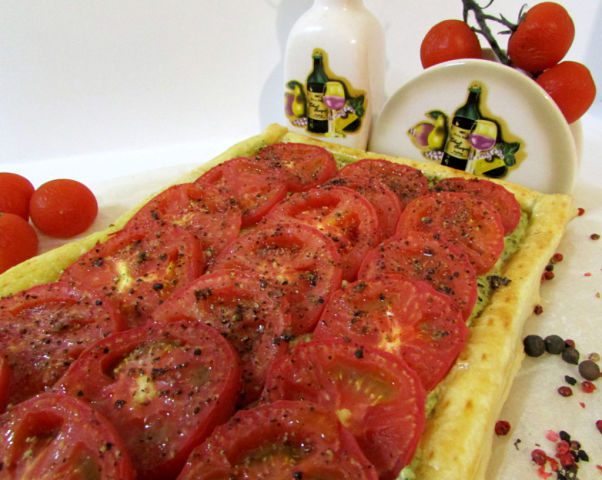 Слоеный пирог с помидорами и базиликом