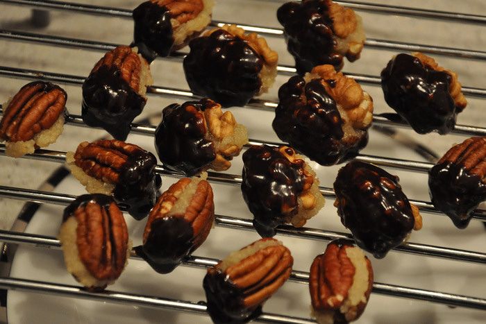 Конфетки с миндально-винной начинкой и кленовым сиропом