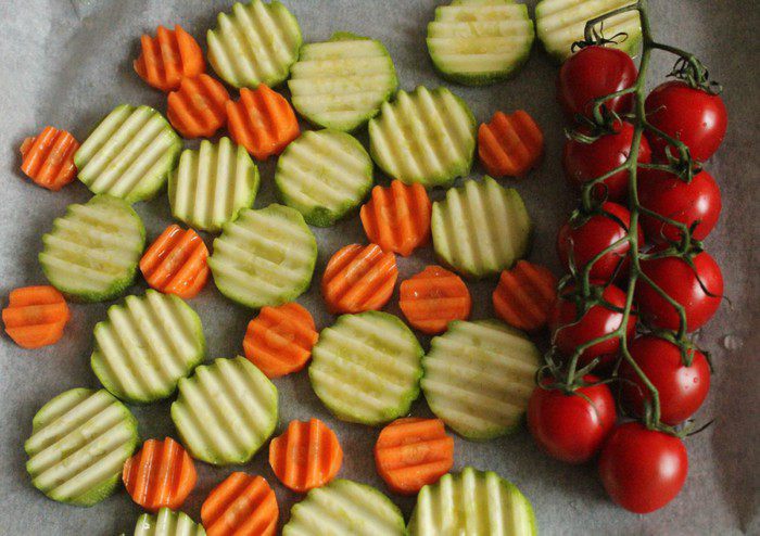 Теплый салат с пастой джирандоле и запеченными овощами