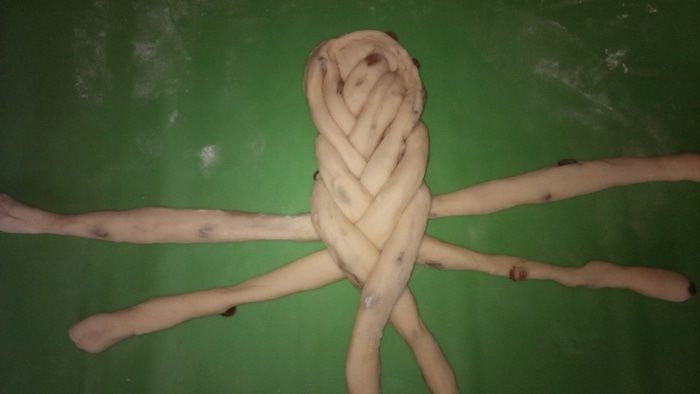 Сладкая булка с изюмом