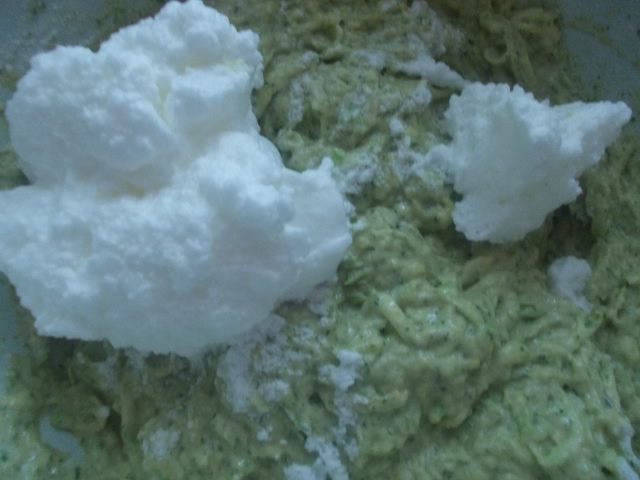 Рулет из кабачкового теста с начинкой из овощей, мяса и сыра