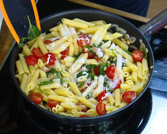 Паста с беконом, шпинатом и помидорами 