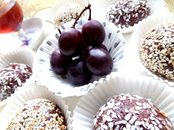 Шоколадные пирожные с фруктами