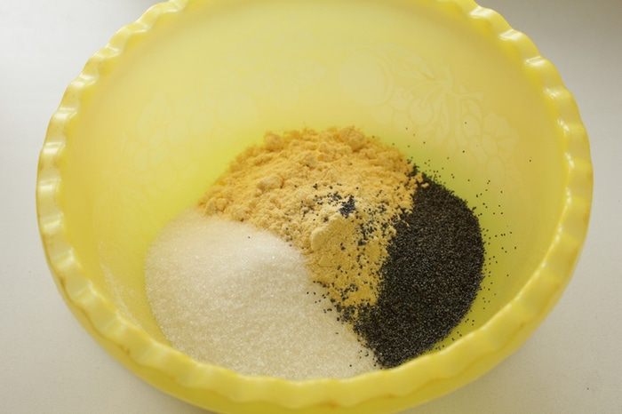 Кекс кукурузный с маком и брусникой