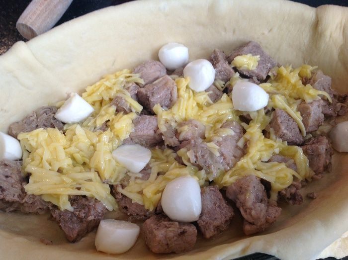 Пирог со свининой, щавелем и сыром