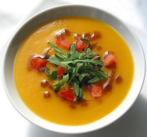 Тыквенный суп с помидорами и чесноком