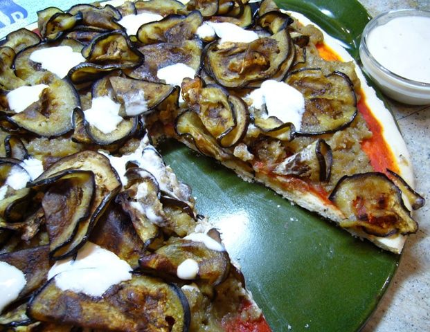 Пицца с томатным соусом и баклажанами