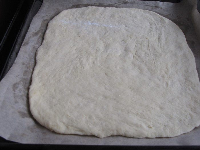 Открытый пирог с бараниной, грибами и помидорами